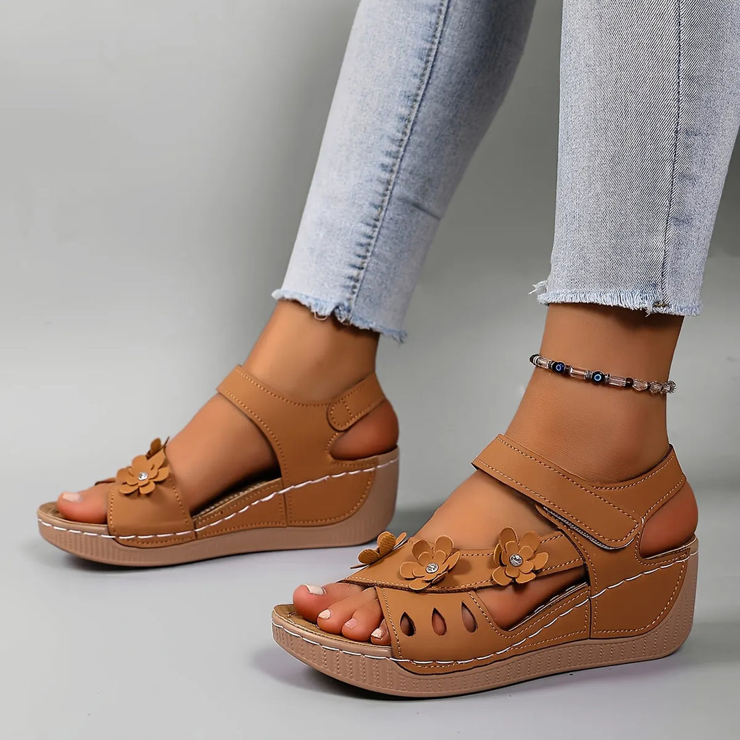 Fiorelia - Komfortable, florale Keilsandalen