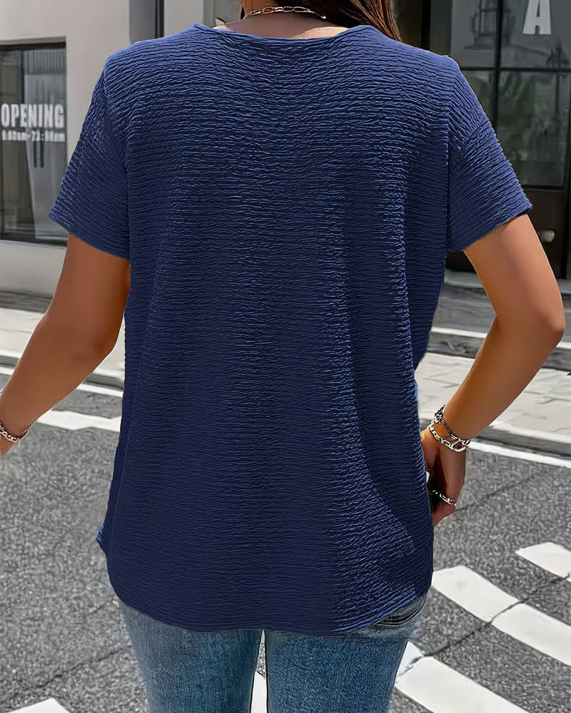 Quintessa - V-Ausschnitt-Bluse mit Knopfdetail