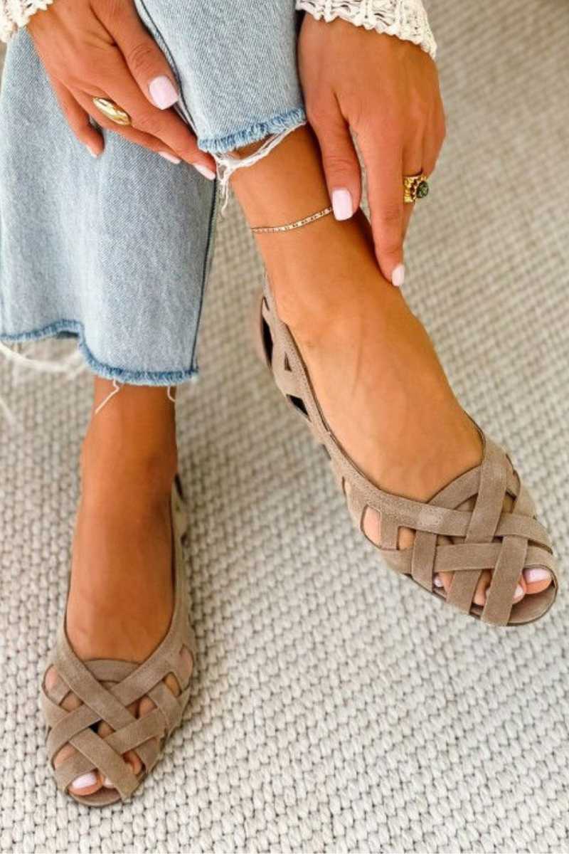 Kinsley - Flache geflochtene Cut-out-Sandalen