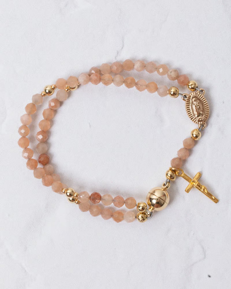 Farah - Perlenarmband mit Kreuzanhänger