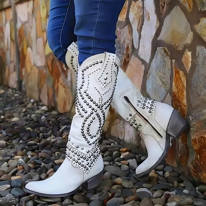 Sylverelle - Nietenverzierte Westernstiefel im Vintage-Look