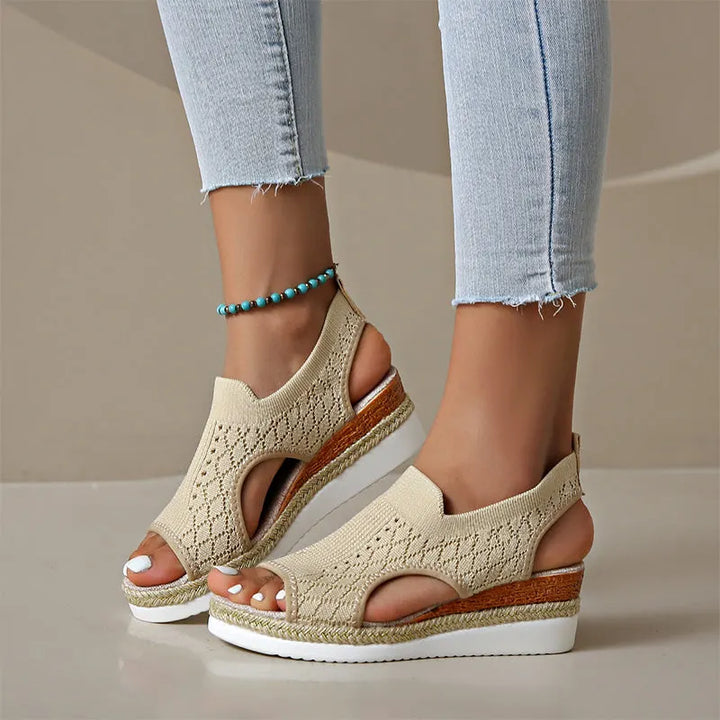 Orianne - Atmungsaktive Peep-Toe-Keilsandaletten