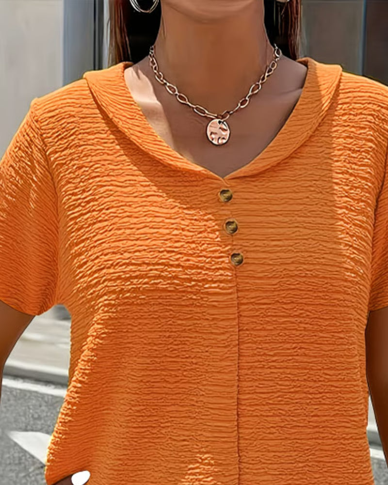 Quintessa - V-Ausschnitt-Bluse mit Knopfdetail