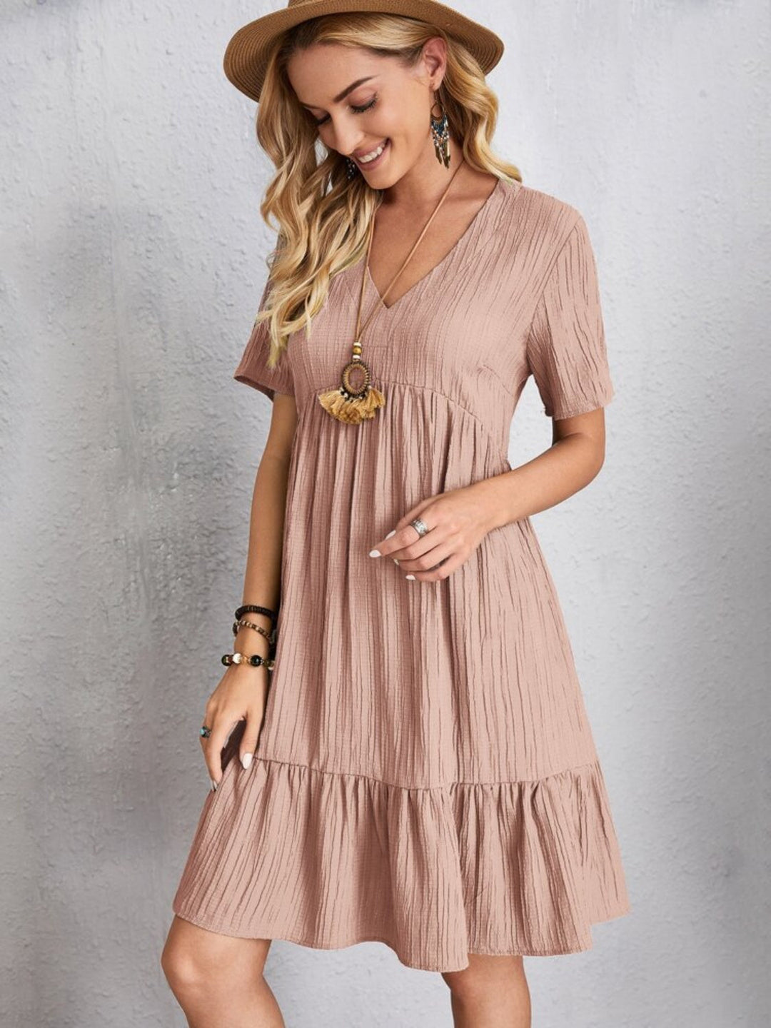 Belinda - Strukturiertes, mehrlagiges Minikleid mit V-Ausschnitt