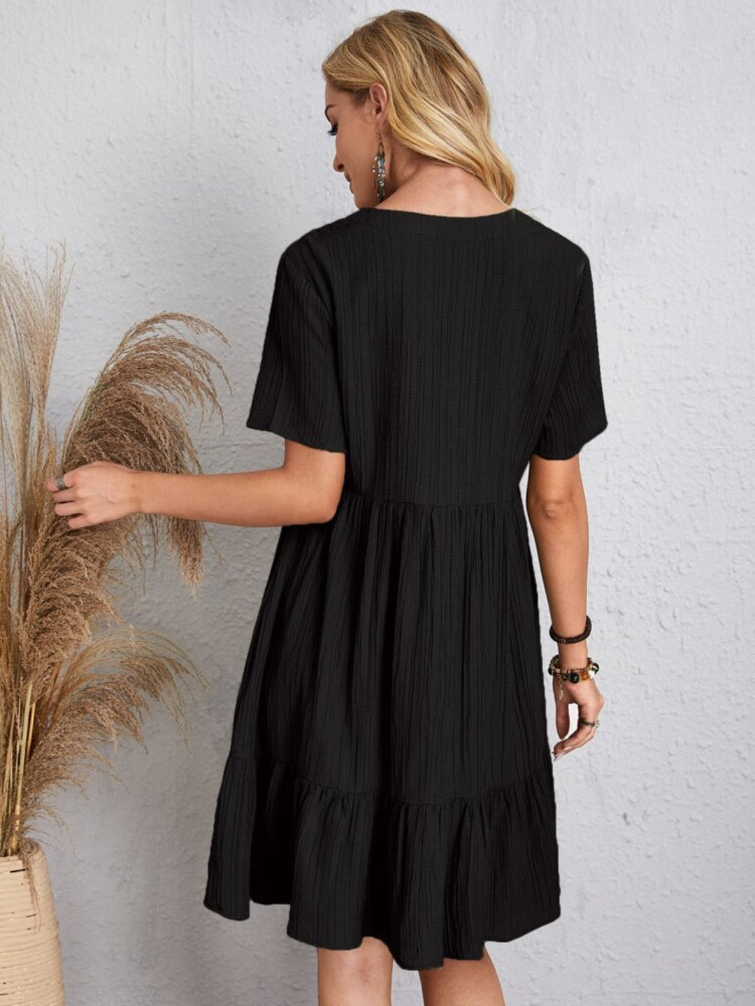 Belinda - Strukturiertes, mehrlagiges Minikleid mit V-Ausschnitt