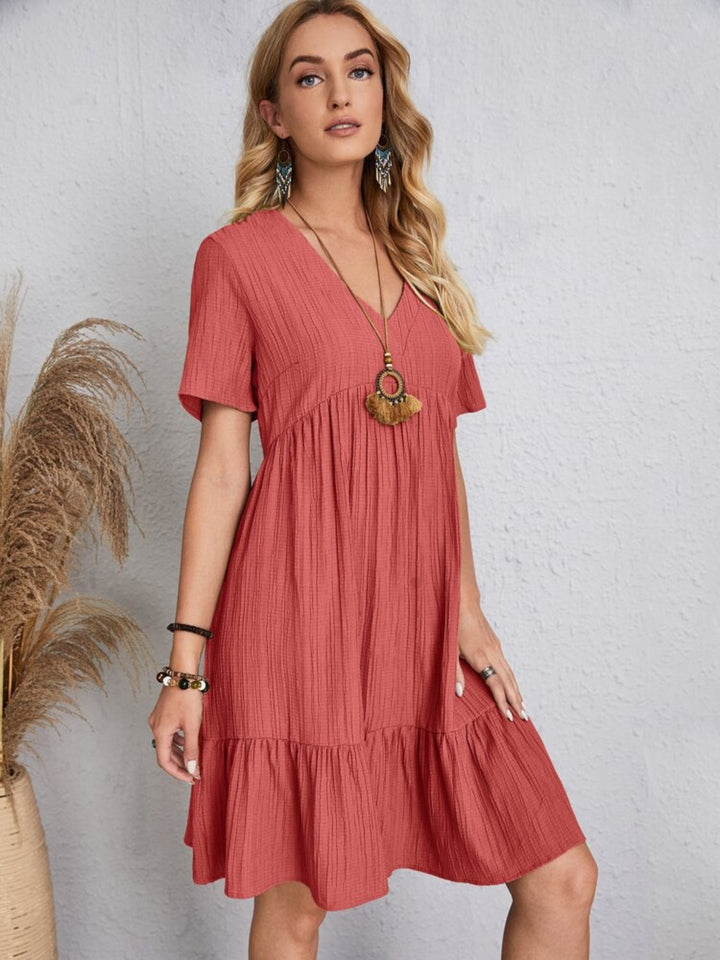 Belinda - Strukturiertes, mehrlagiges Minikleid mit V-Ausschnitt