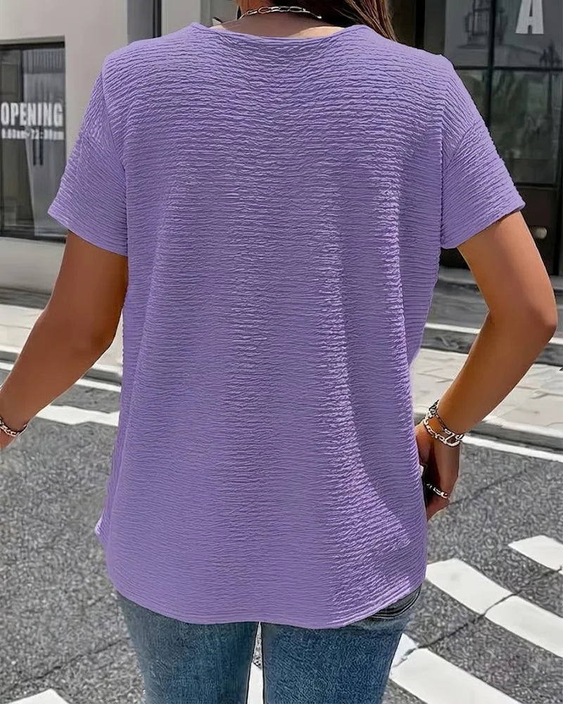 Quintessa - V-Ausschnitt-Bluse mit Knopfdetail