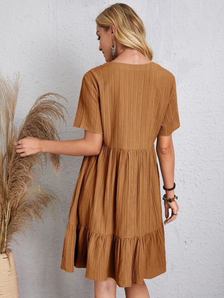 Belinda - Strukturiertes, mehrlagiges Minikleid mit V-Ausschnitt