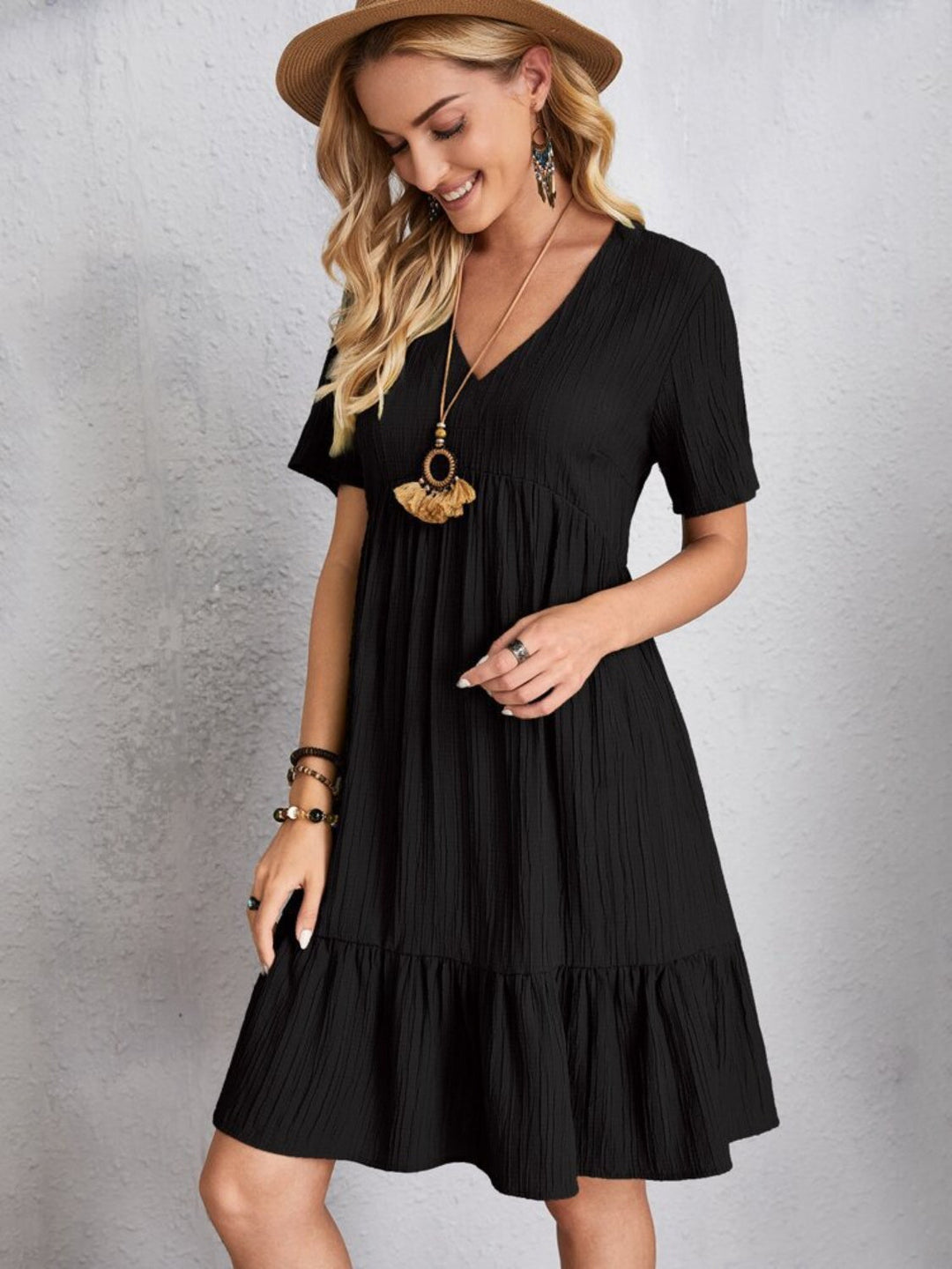 Belinda - Strukturiertes, mehrlagiges Minikleid mit V-Ausschnitt