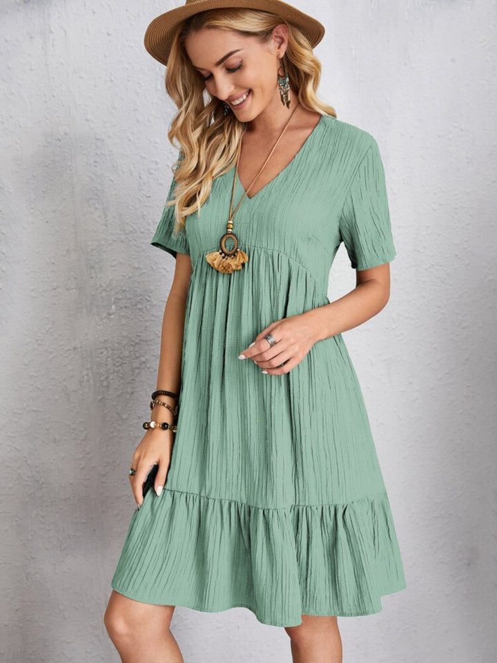 Belinda - Strukturiertes, mehrlagiges Minikleid mit V-Ausschnitt