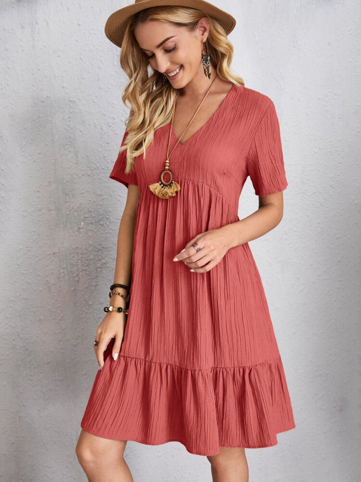Belinda - Strukturiertes, mehrlagiges Minikleid mit V-Ausschnitt