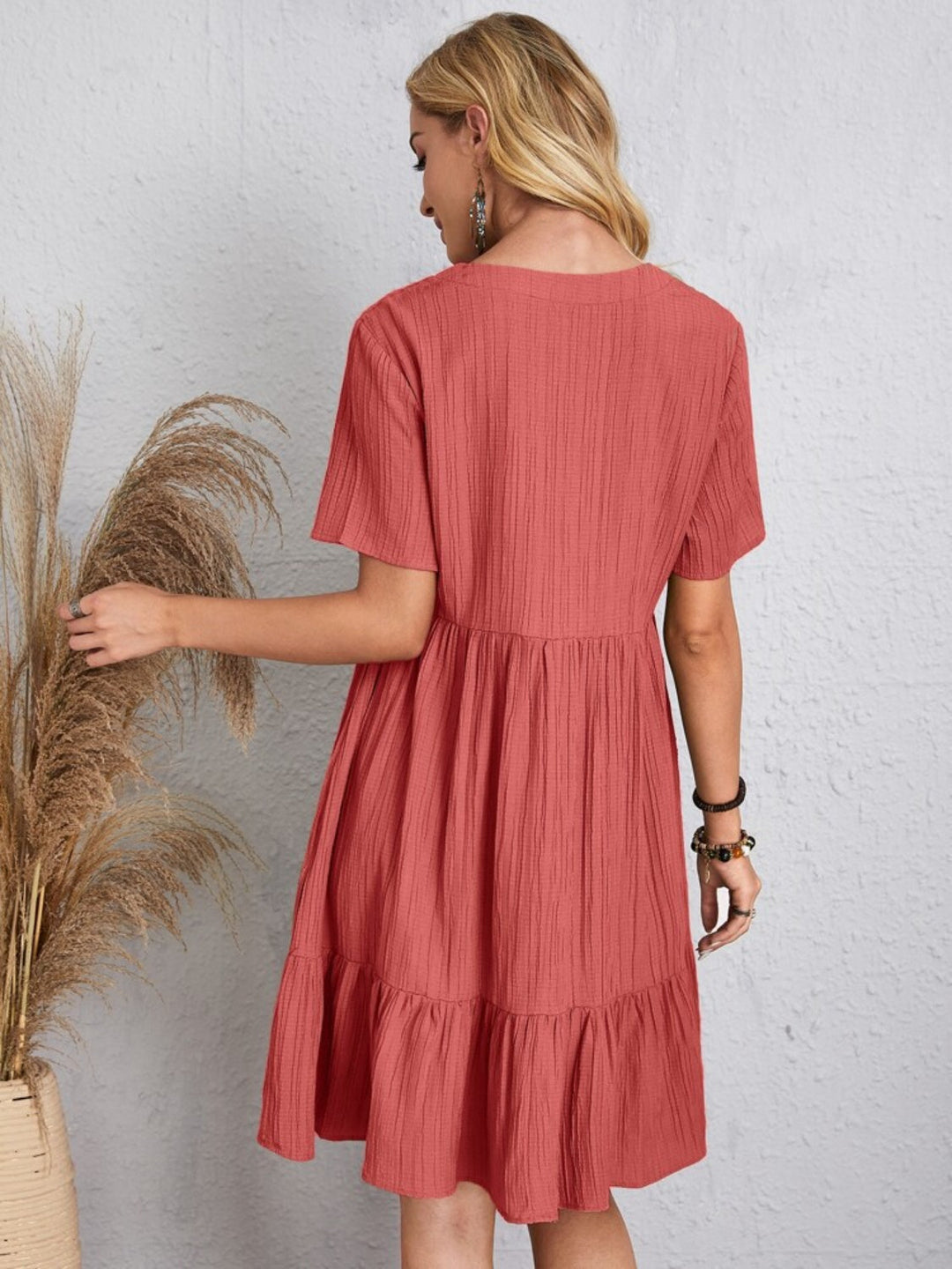 Belinda - Strukturiertes, mehrlagiges Minikleid mit V-Ausschnitt