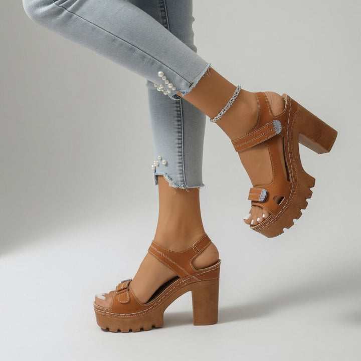 Roselyn - Skulpturale Plateau-Sandalette mit Blockabsatz