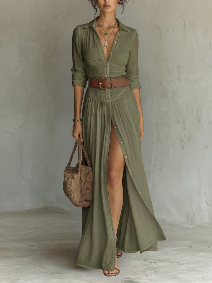 Yarae - Plissiertes Maxikleid mit Knopfleiste in lockerer Passform