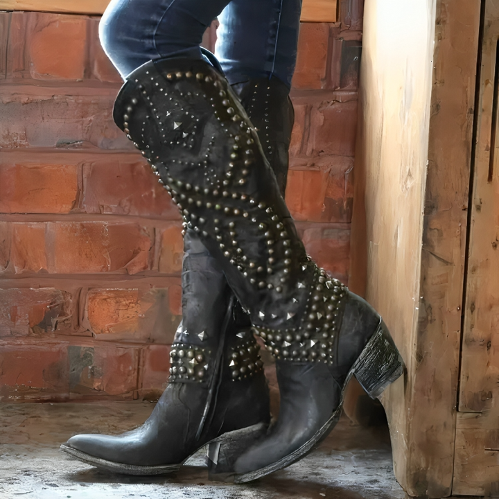 Sylverelle - Nietenverzierte Westernstiefel im Vintage-Look