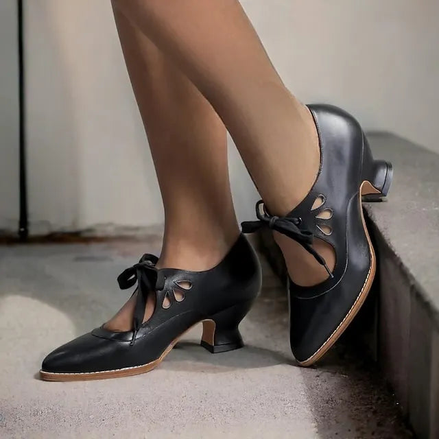 Veralyn - Vintage Schnürpumps mit Kitten-Heel
