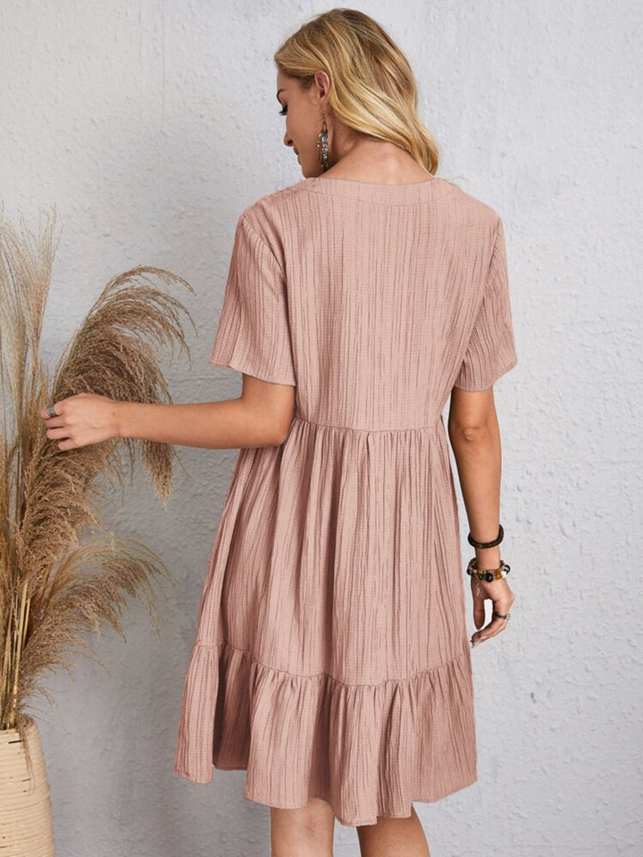 Belinda - Strukturiertes, mehrlagiges Minikleid mit V-Ausschnitt