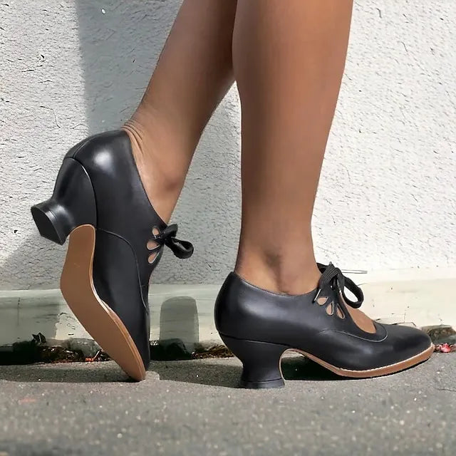 Veralyn - Vintage Schnürpumps mit Kitten-Heel