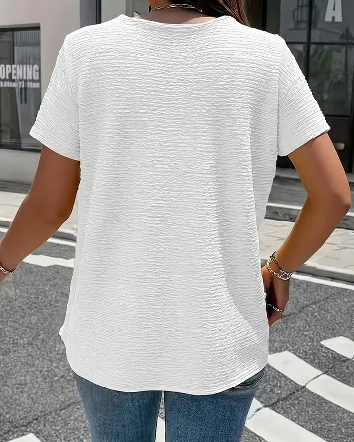 Quintessa - V-Ausschnitt-Bluse mit Knopfdetail