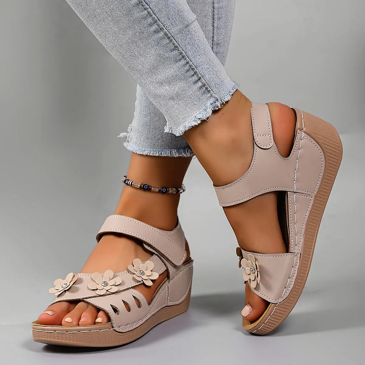 Fiorelia - Komfortable, florale Keilsandalen