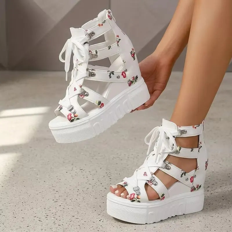 Gaelina - Florale Plateausandalen zum Schnüren