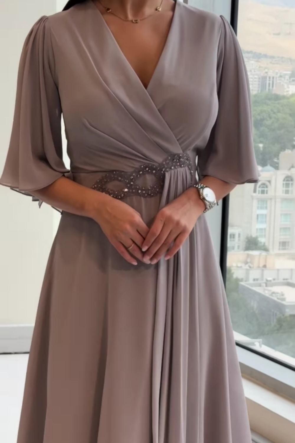 Celinette - Chiffon-Maxikleid mit kristallbesetztem Taillenbund